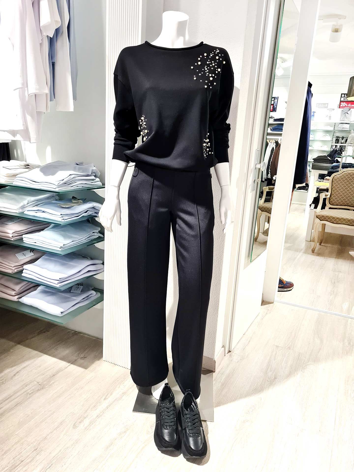 Margittes Sweat-Look mit Strassdetails & Kennel & Schmenger Sneaker – Look 3