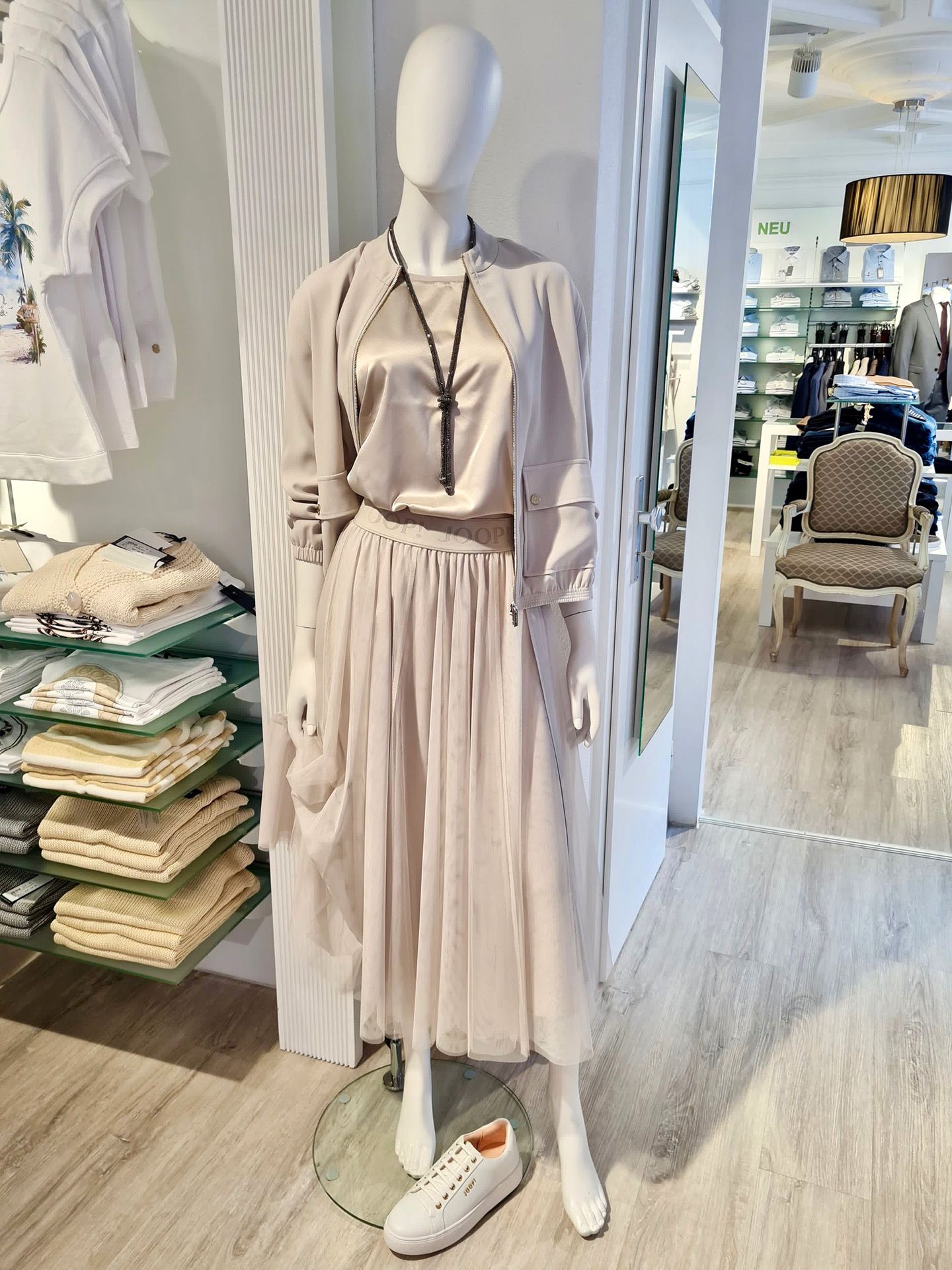 Feminin entspannter Frühlingslook von Joop! – Frühjahr 2025