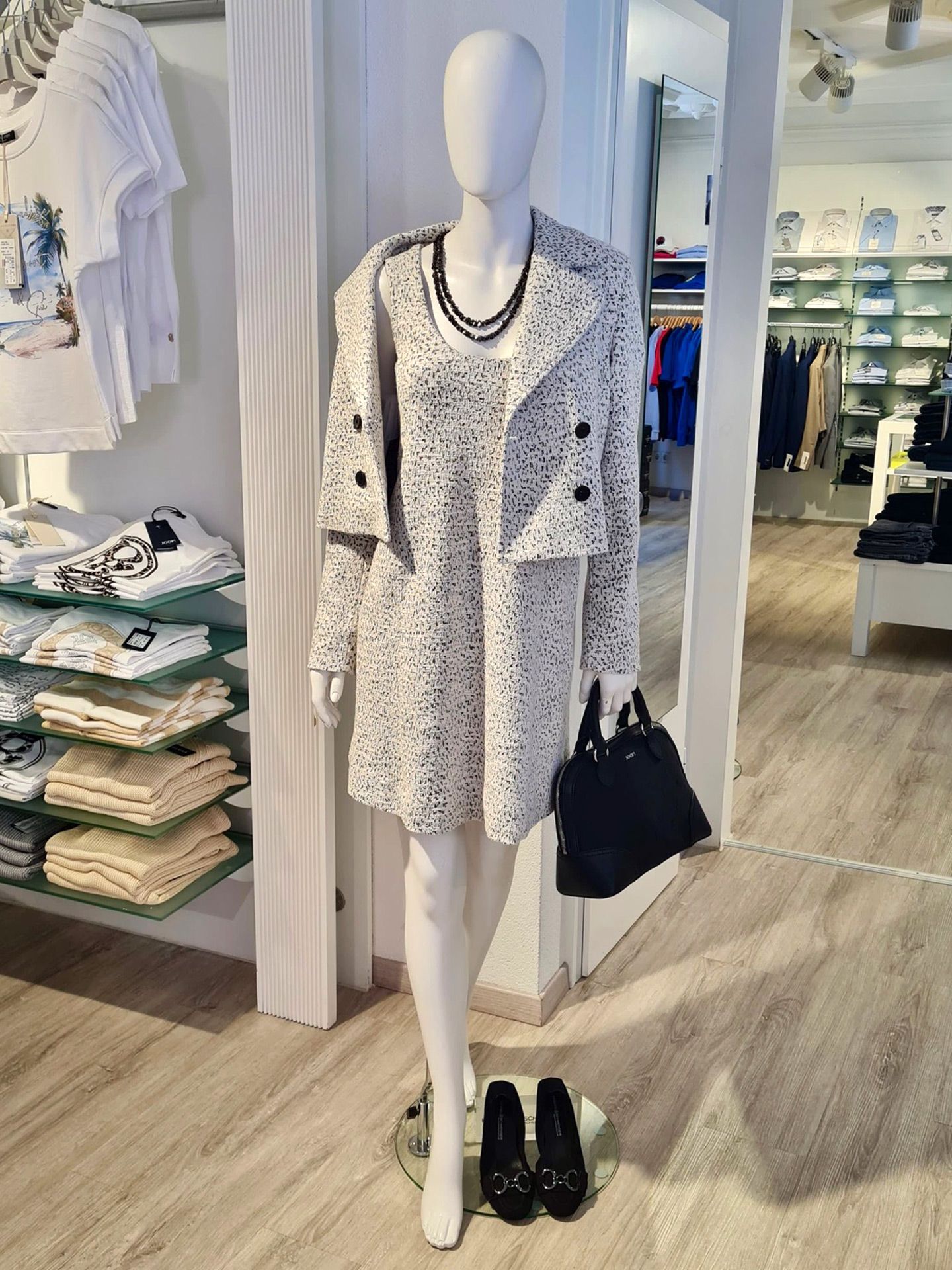 Frühlings-Outfit mit Etui-Kleid & Nubuk-Ballerinas – Damen 2025