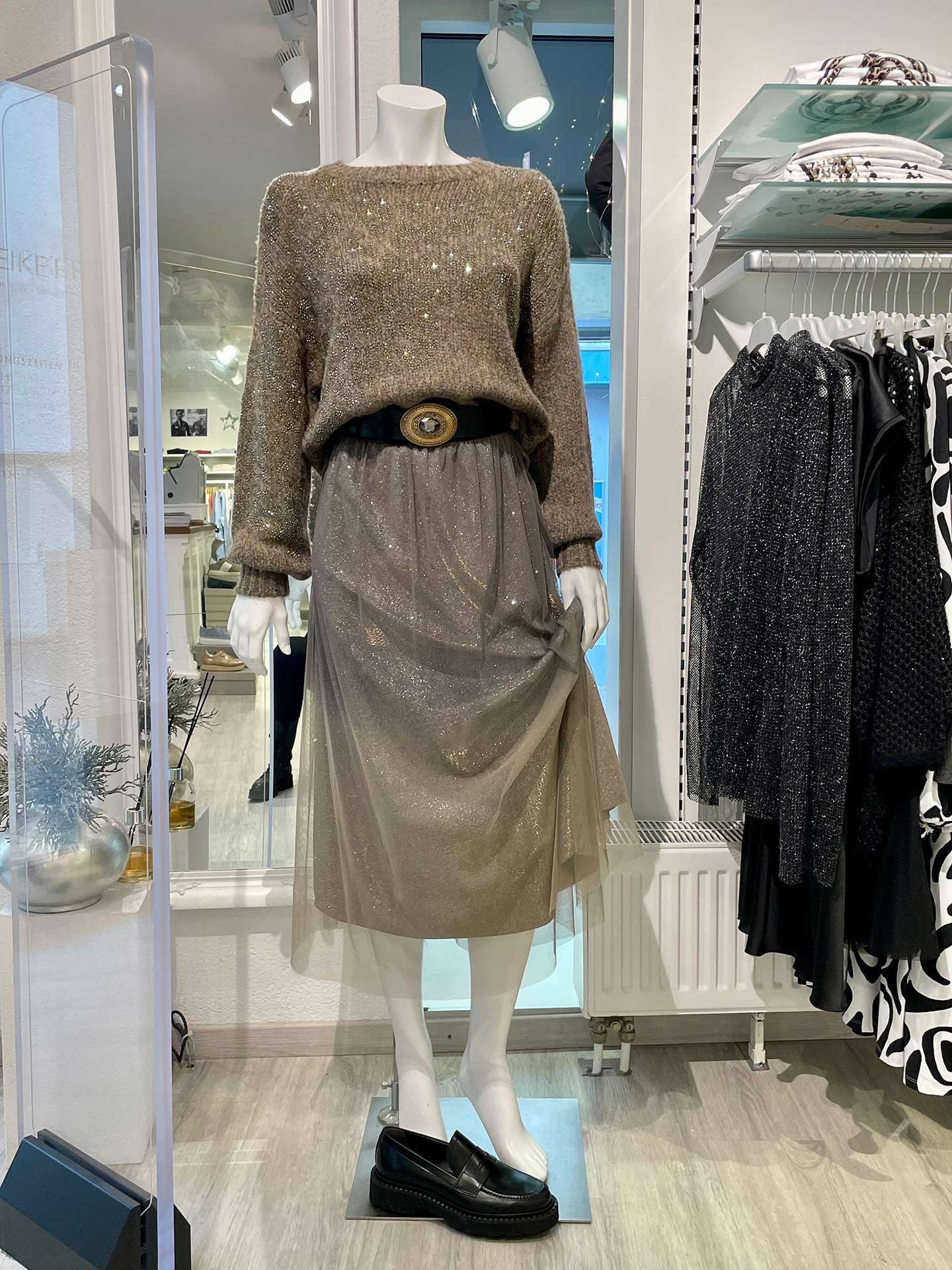 Princess goes Hollywood Pullover und Glitter-Rock – Glamouröse Festtage 2024