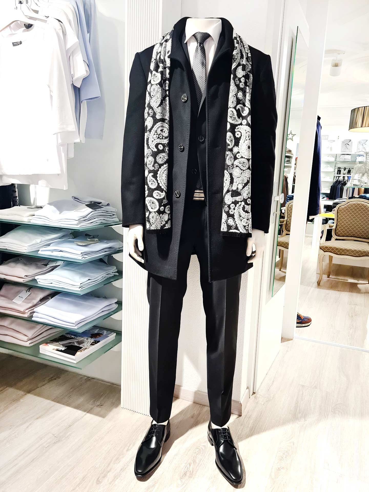 Festlicher Herrenlook mit Joop! Mantel & Baldessarini Anzug – Look 1