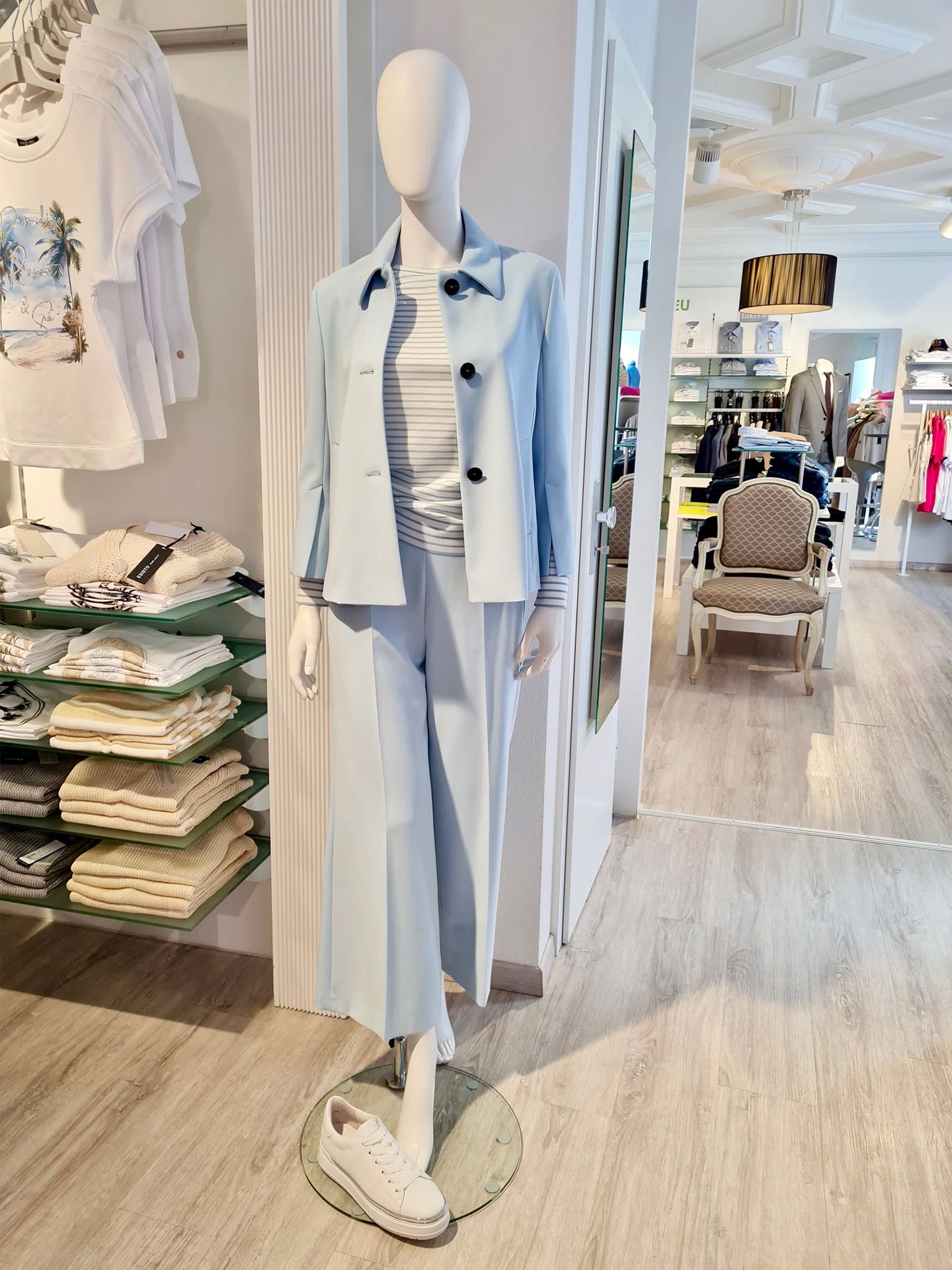 Windsor Frühlingsoutfit mit Lyocell-Shirt und Ledersneakern